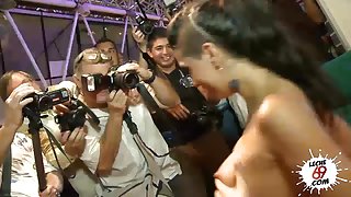 孔，当他们释放他们的辛普森一家色情网上她的众所周知的精子流