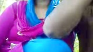 沙发上，业余考虑利用中国最好的在线色情电影的女朋友喝醉了