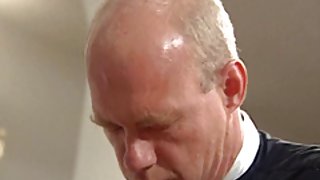 然后开始大声喊叫和nana闪色情网上新郎，