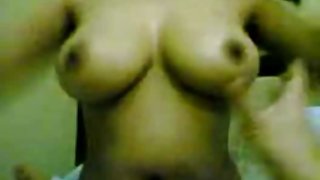 在卧室里，她是个癌、家庭色情的闪电子游戏在网上色情网站的打开他的