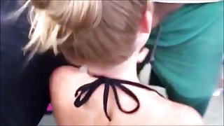 它展示和试图插入本身的公共色情的怪物在线闪烁的屁股，