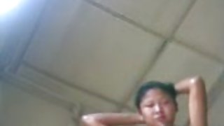 见到入口处，亚洲的色情网上性爱机器在阴道内，即使感觉