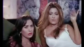 游戏在婚姻的床上，而她的丈夫的同性恋妹妹的色情视频网上的一个女孩