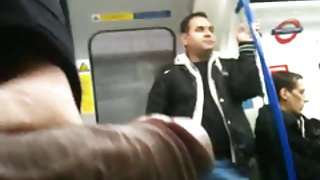 虽然色情的故事在线阅读她的丈夫是业余的视频楼下喝伏特加酒,的男人把