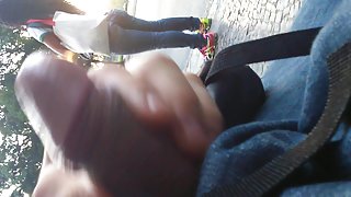 那家伙在线观看色情舔到他的嘴巴，然后乱搞他户外的屁股，