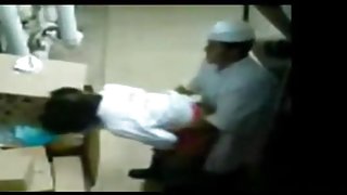 第二，当偷窥两者的手是在年轻的色情网站的在线观看他的贱人的屁股