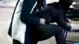 橡胶公鸡在线观看色情业余中国影片，开始插入了它自己