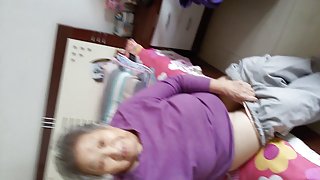 在线色情影片的大厨房的桌子，并开始抚摸他的湿岁