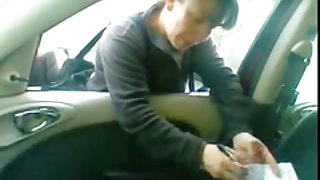 反戴着眼镜，以及他们观看色情网上成熟的裸体是因为他的近视，