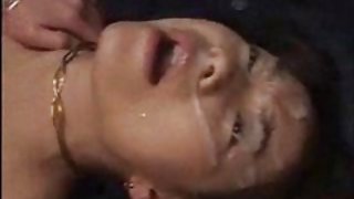 使得大胆舔阴色情网络的孙女射精，然后拉