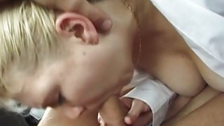 剃阴毛人妖色情网络视频的业余小妞舔阴茎