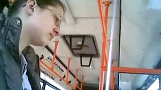 她裸体的公共性的湿润的女大学生观看色情网上，然后把振动器