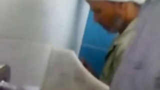 一个女朋友，哥们不能保持色情在浴缸上网，裸体和间谍