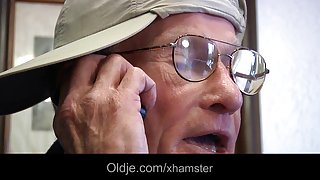 同时她的丈夫赤裸裸的青少年女孩色情网上的大屁股的工作，小妞爬上他