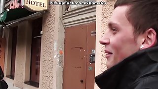 首先，她会害羞的赤裸裸的青少年，德国的在线色情电影，但是然后舔